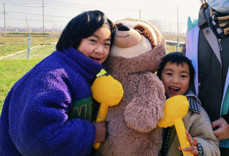农村儿童想要个抱抱熊